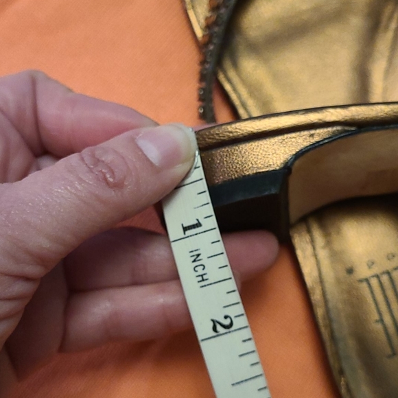 Leather  bronze copper thong sandals. Vary dainty. Love the little heel. - Picture 7 of 7